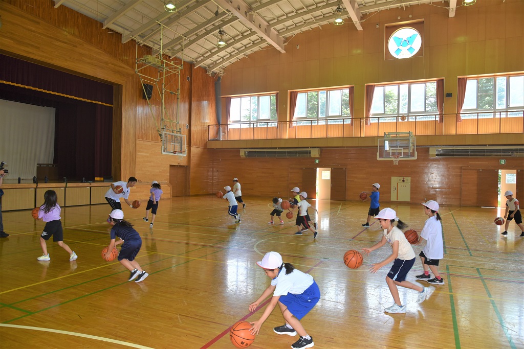 ドリブルしながら前に進む児童の皆さん