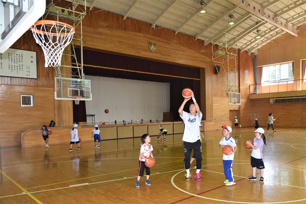 恭之介選手のシュートのお手本を見る児童