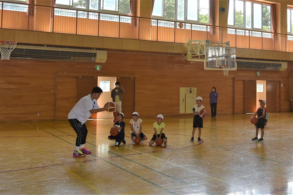 ボールをしっかりキャッチすることが重要と説明する恭之介選手