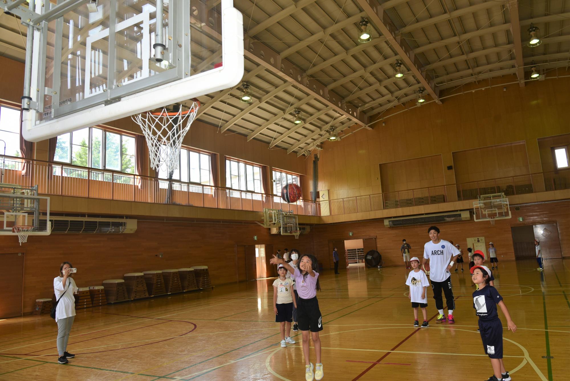 八戸ダイムの寺嶋選手が八戸市スポーツ大使ふるさとセミナーで講師を務める様子