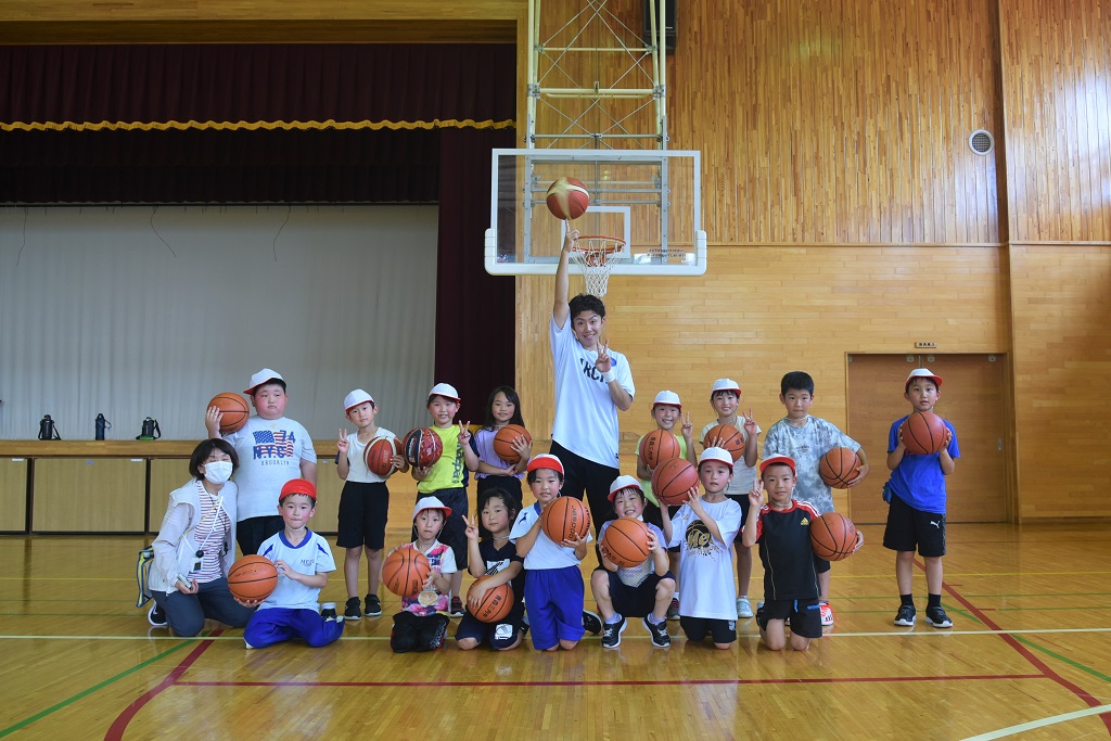 明治小学校2年生の皆さんと寺嶋選手