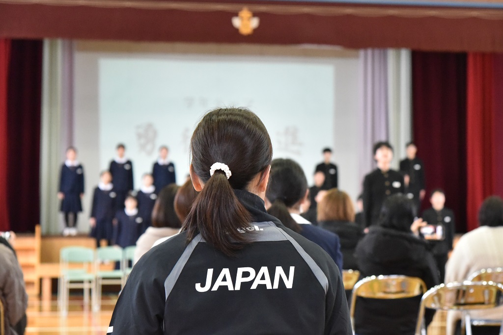 立志式をご覧になる天摩選手