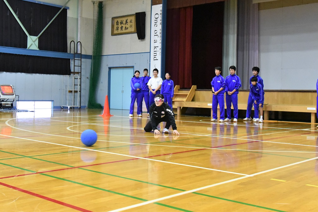 アイシェードを着けた実演