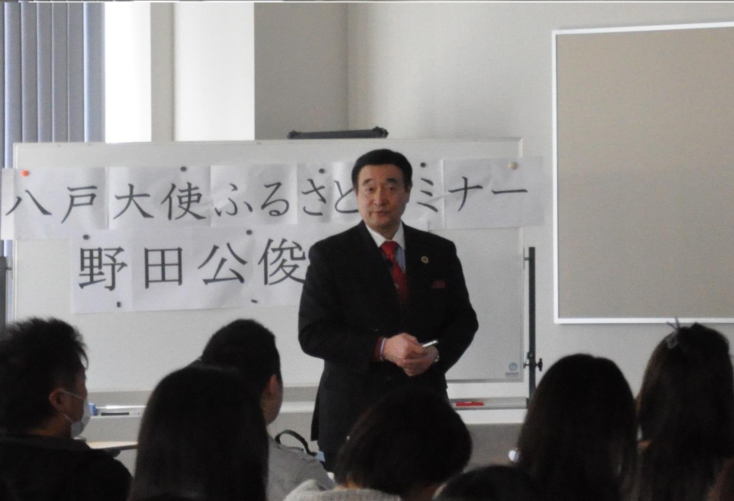生徒たちの前に立って話をしている野田先生の写真