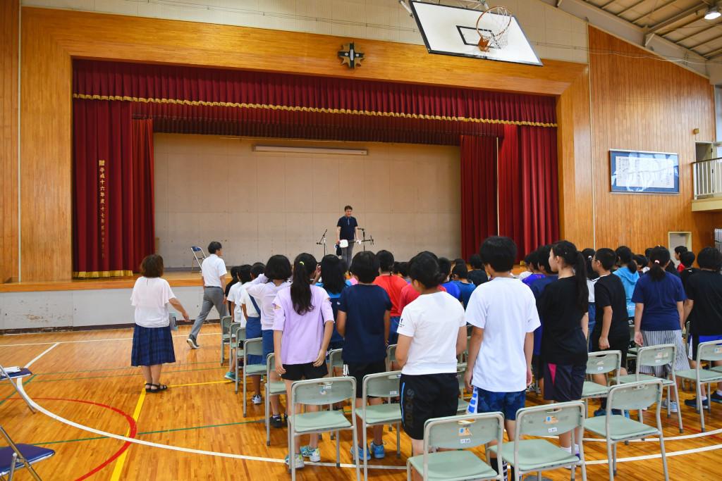 セミナーを終え、ステージの松田さんにお礼の挨拶をする生徒達の起立姿の写真