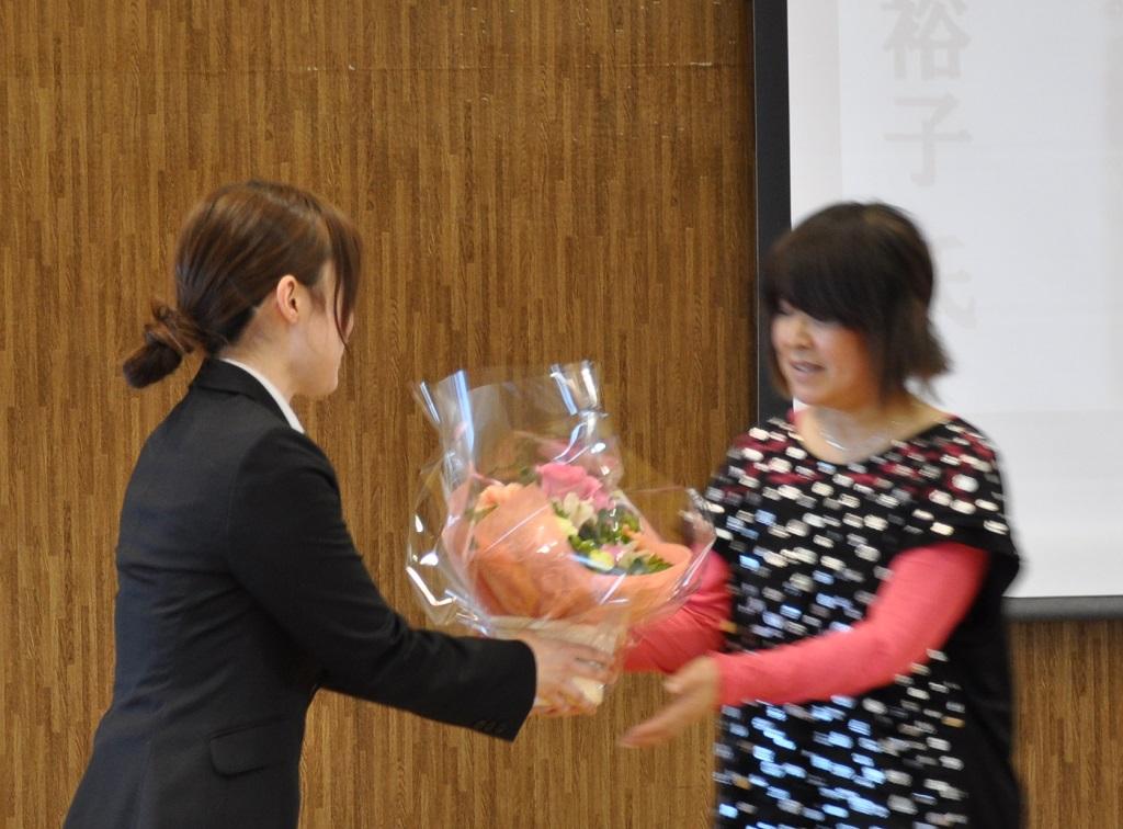 女子生徒から花束を受け取る豊嶋さんの写真