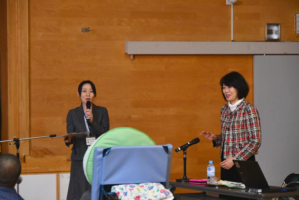 マイクを使って話をしている女性と、生徒たちの前に立っている梅内さんの写真