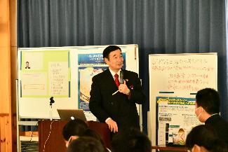講演する野田先生のアップの写真
