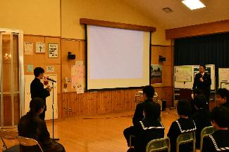 生徒が野田先生に質問している写真