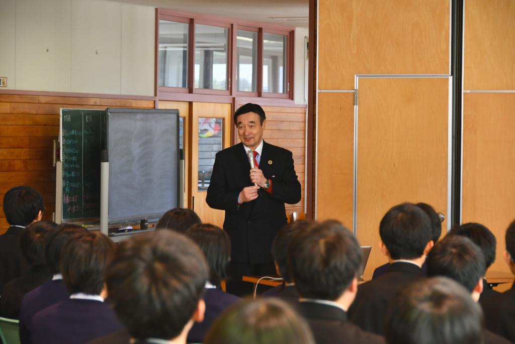 生徒たちの前に立って話をしている野田先生の写真