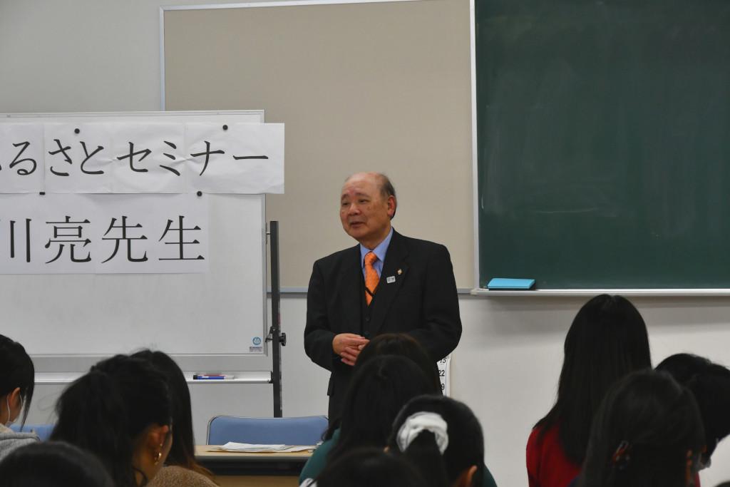 黒板の前に立って話をしている海老川さんの写真