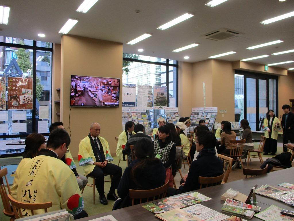 八戸市職員と参加者がいくつかのグループになり、円になって椅子に座り、座談会をおこなっている様子