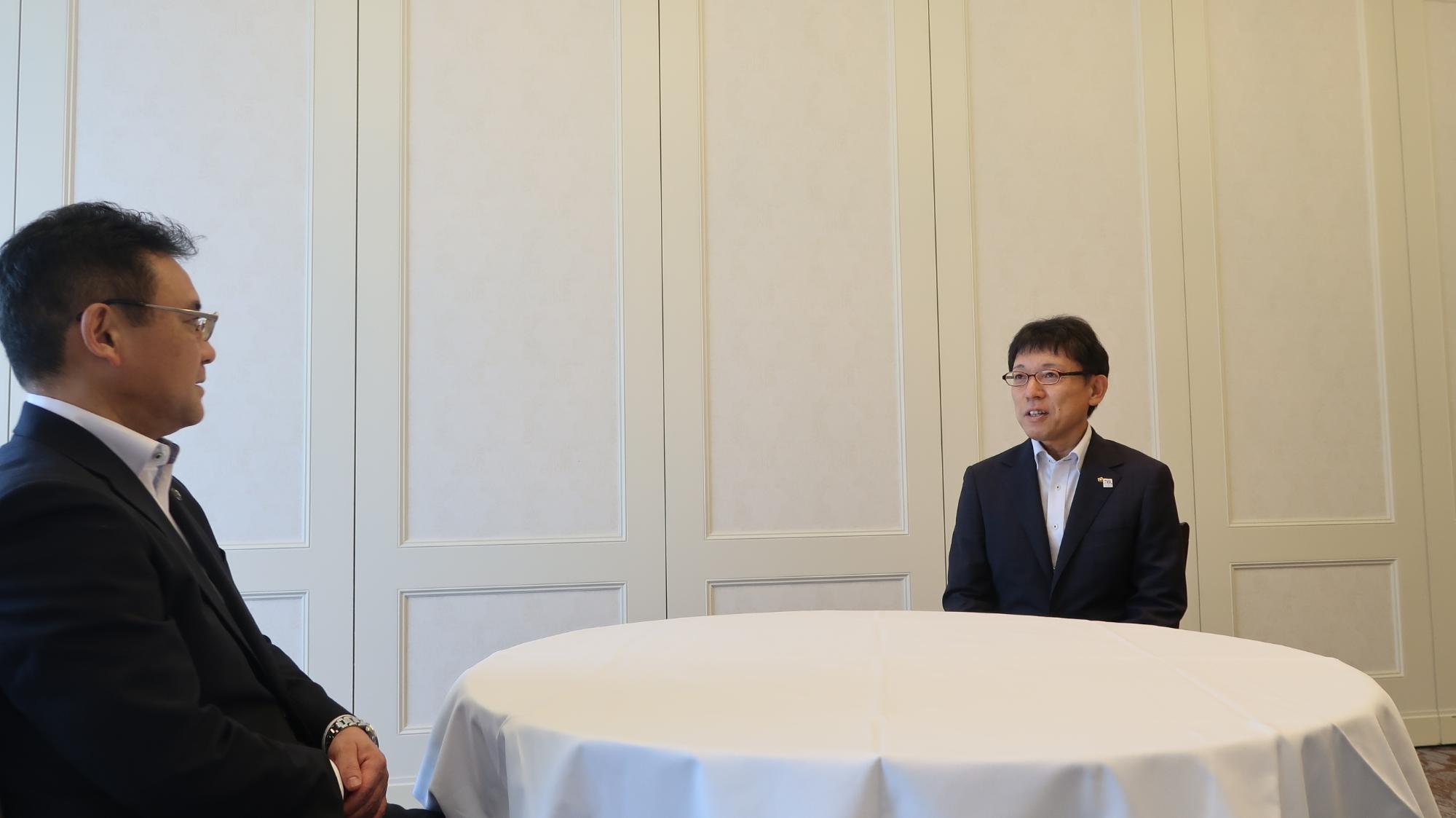 委嘱状交付式後の懇談の様子
