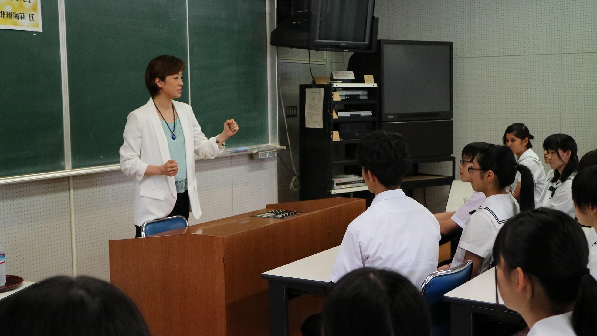 教室で着席している生徒たちの前で身振りをしながら話をしている北翔さんの写真