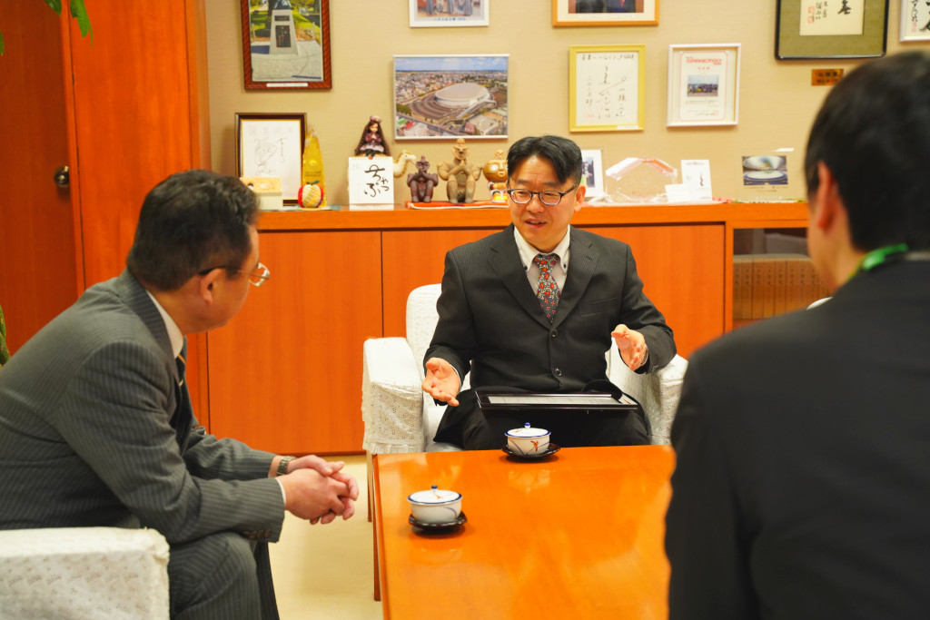 委嘱状交付式後の懇談の様子