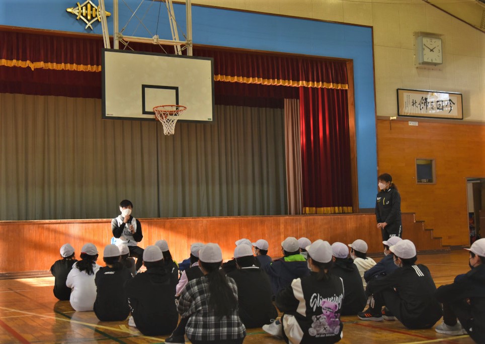 八戸市立町畑小学校でのスポーツ大使ふるさとセミナー集合写真