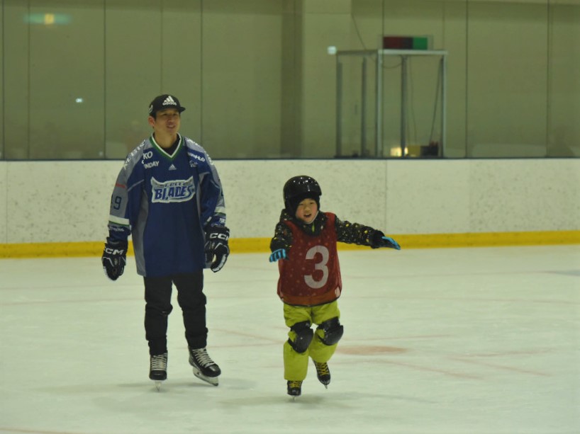 児童と一緒に滑る田中選手