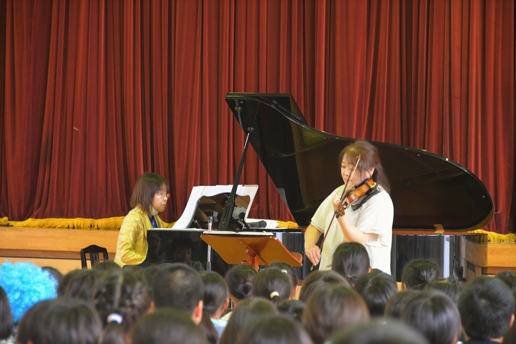 学校の先生が弾くバイオリンと豊嶋さんのピアノによる演奏
