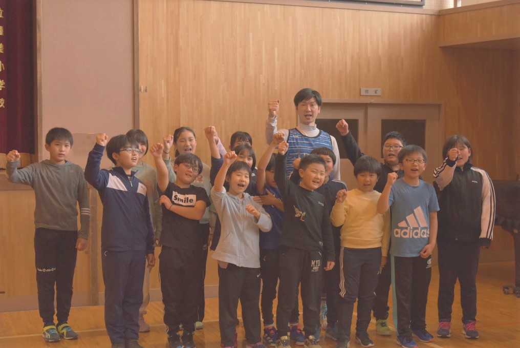 八戸市立種差小学校でのスポーツ大使ふるさとセミナー集合写真