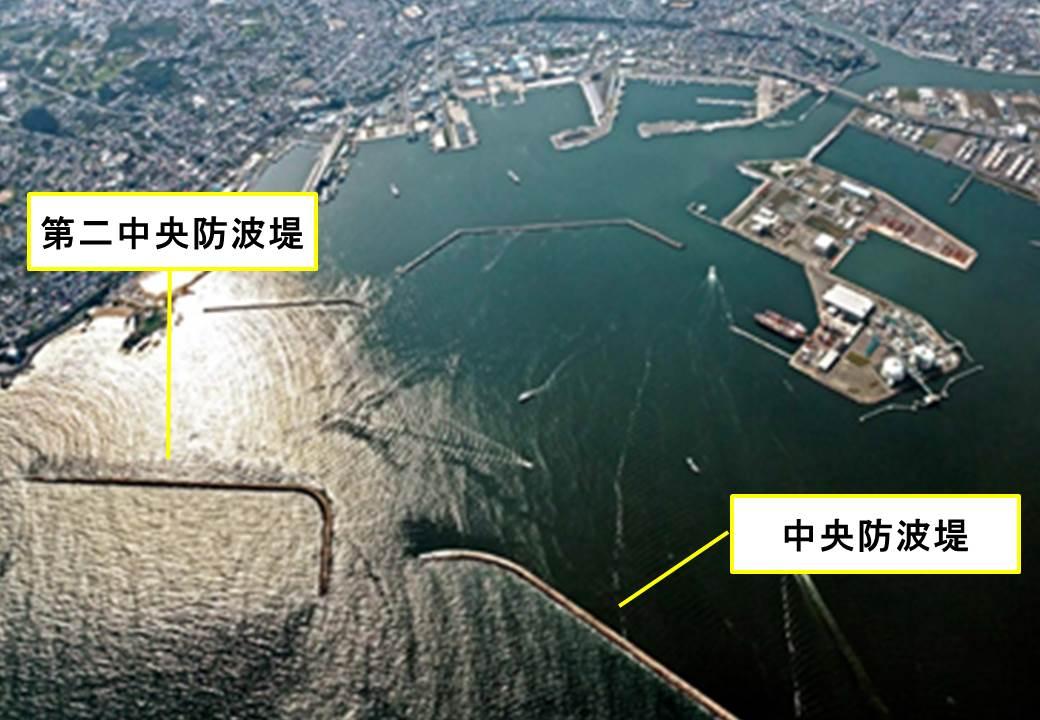 八戸港の沖合に並ぶ、中央防波堤と、第二中央防波堤の空から見た様子の写真