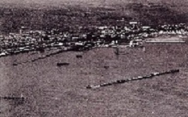 戦時中に建造された1万トン級の石油タンカー3隻による沈船防波堤の写真