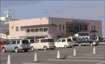 八戸港フェリーターミナルを駐車場からとった外観写真
