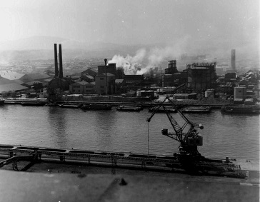 工場が立ち並び始めた、昭和40年代の八戸港の写真