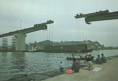 八戸大橋の最後の接続工事を見上げる人々の写真