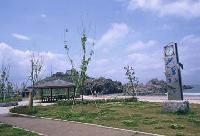 蕪島海浜公園の四阿と歩道の写真