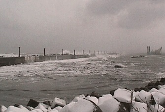 冬の海で荒波にさらされている八太郎北防波堤の様子の写真