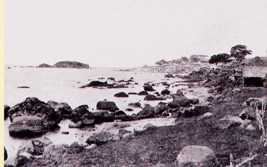 岩がごろごろしている、明治30年代の鮫浦の白黒写真