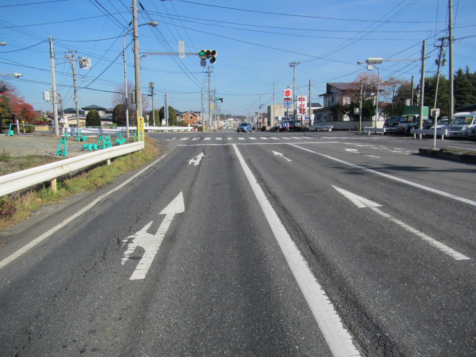 亀裂の入った道路の写真