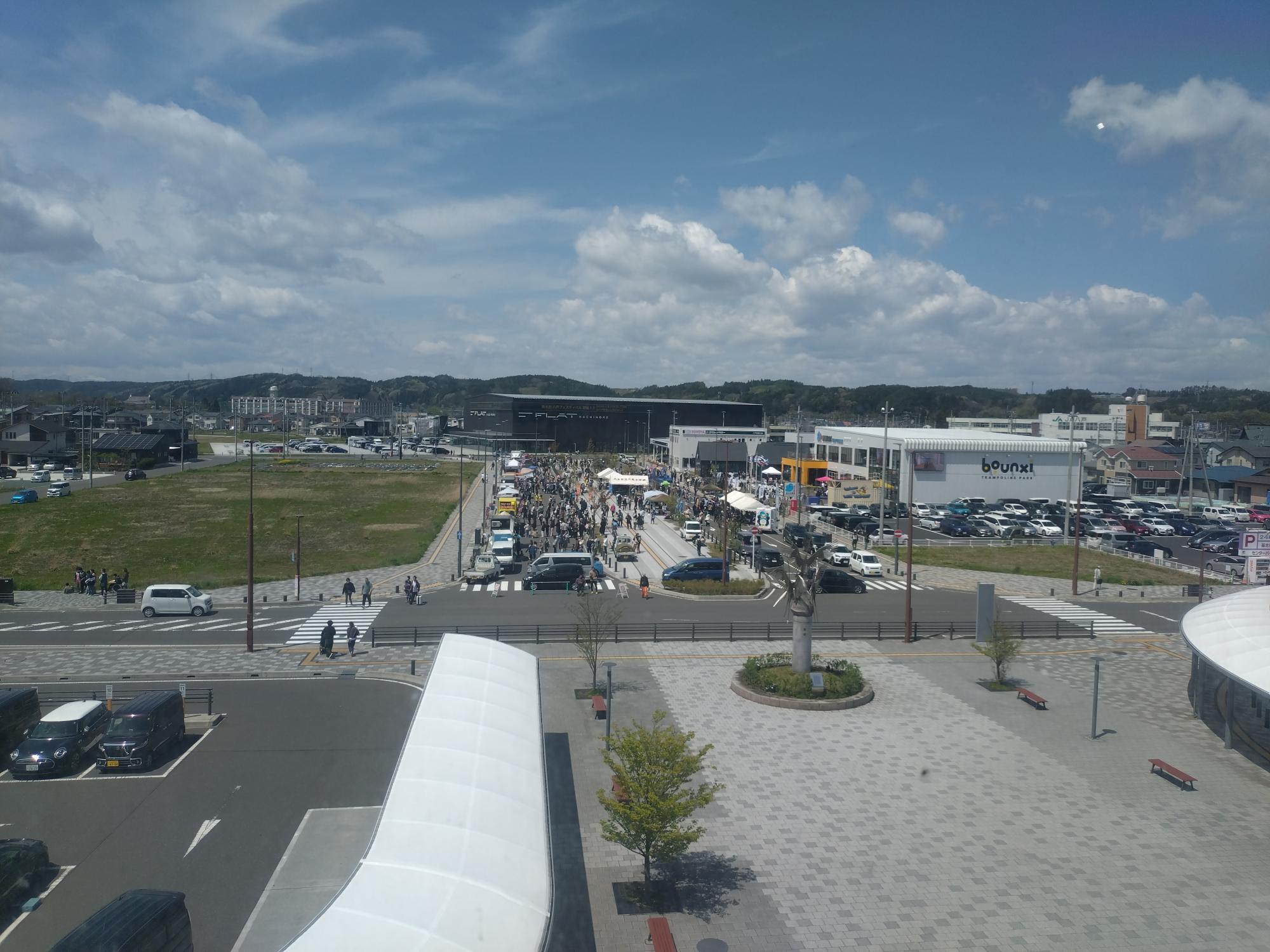 駅から見たシンボルロード