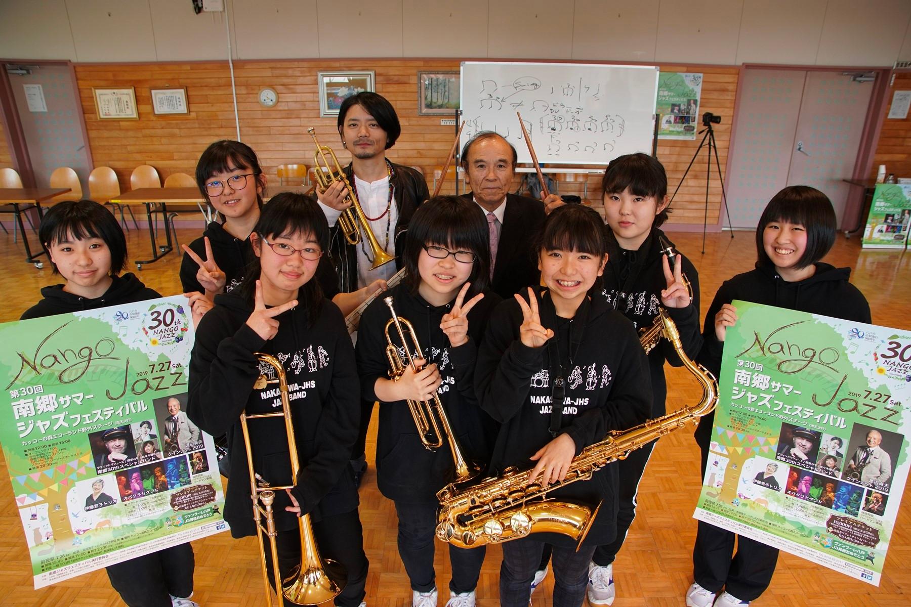 ジャズクリニックを受けた中沢中学校ジャズバンド部の生徒たちの写真