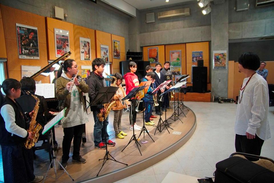 類家心平の前で演奏している八戸JAZZ楽団の写真