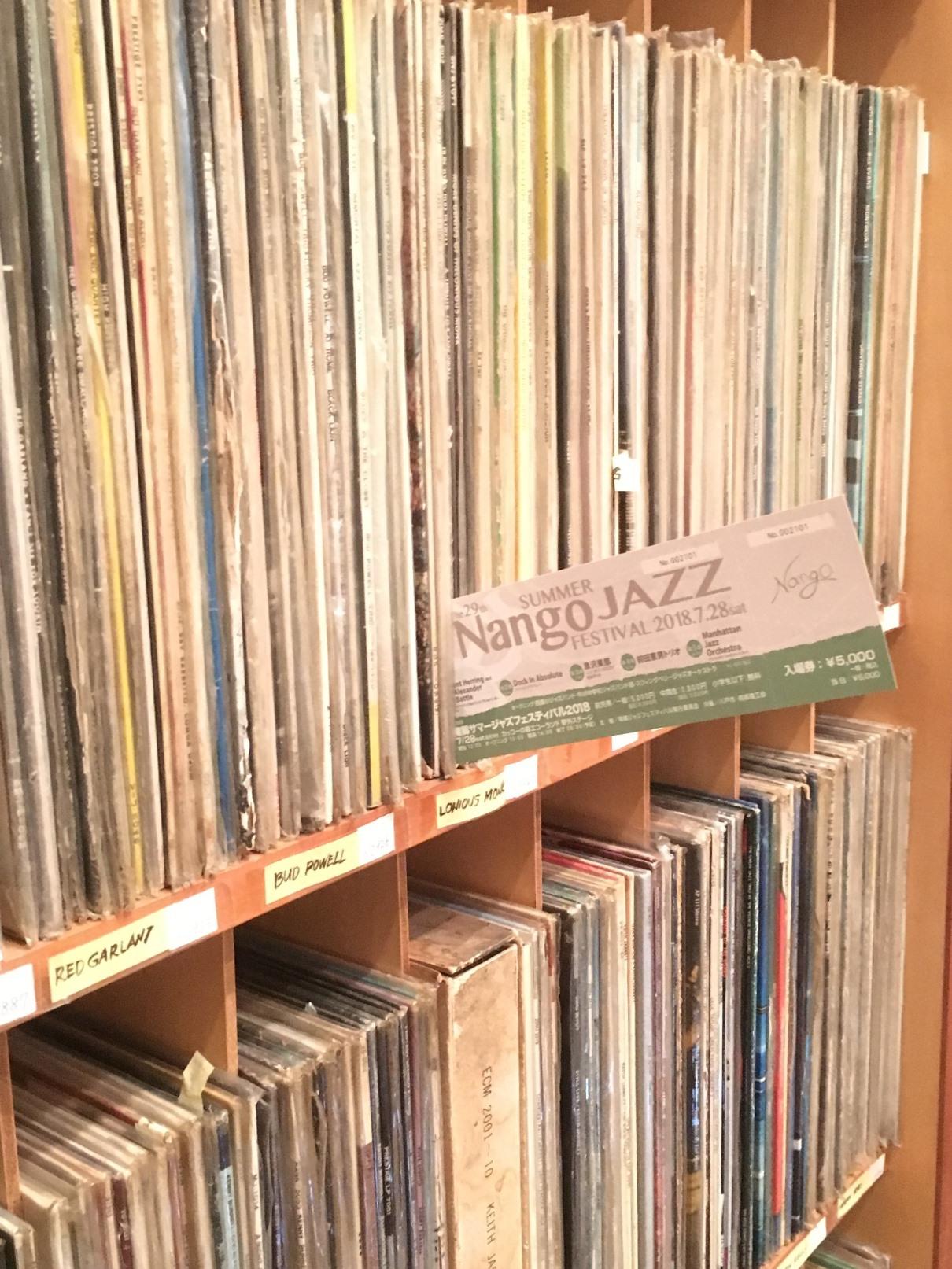 アナログレコード盤の棚にレコード盤と共に挟まれたサマージャズフェスティバル2018のチケットの写真