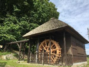 茅葺き屋根の水車小屋の写真