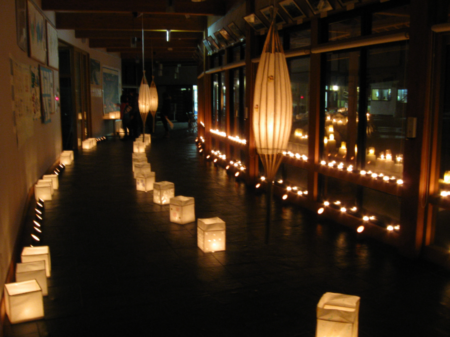 廊下に並んだ灯篭の写真