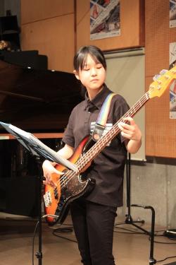 ギターを弾く生徒の様子
