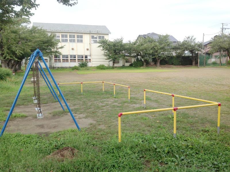 尻内中央公園のブランコと広場の写真