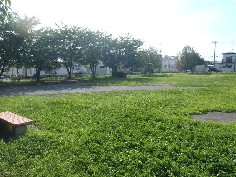 脇にベンチが設置された芝生(運動)広場を中心とした類家中央5号公園全体の写真