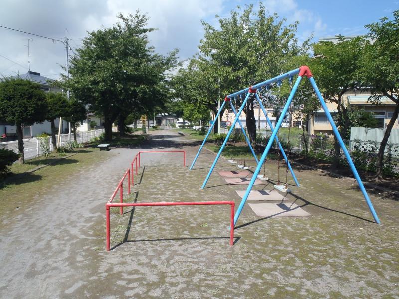 日当たり公園のブランコの写真