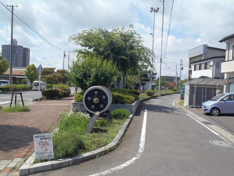 陽あたり公園の車輪のモニュメントの写真