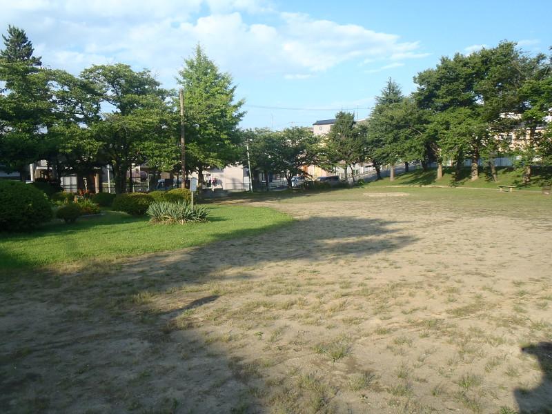 沢里公園の緑地と広場の写真