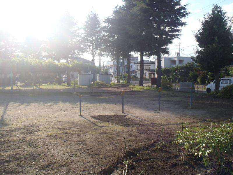 藤子公園の広場と鉄棒の写真