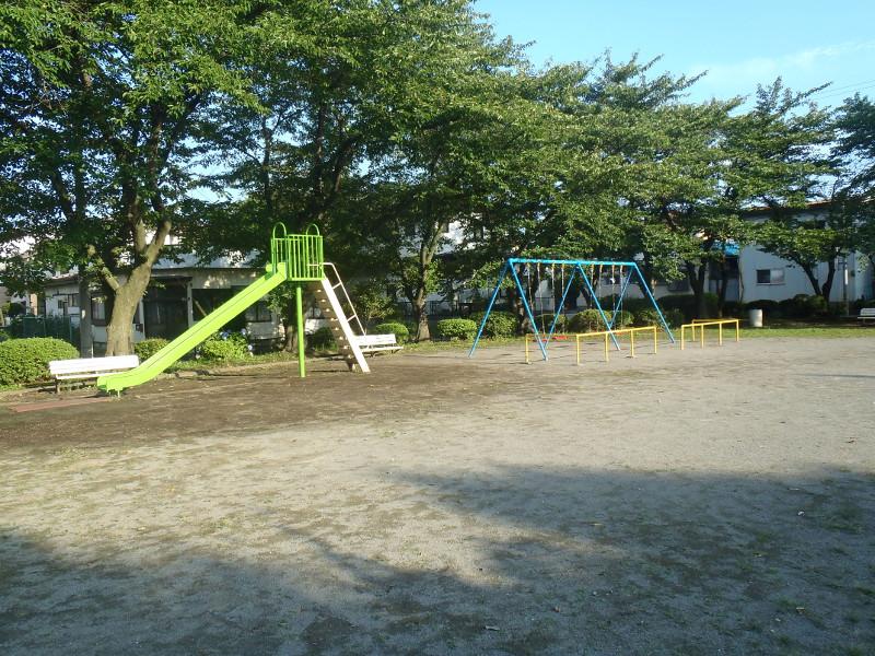 藤子公園の広場とブランコ・滑り台の写真3