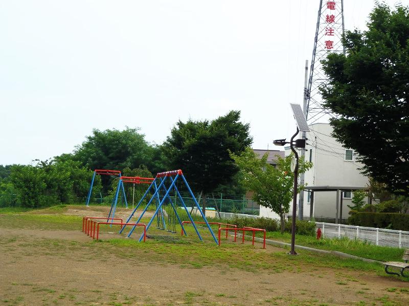 ケヤキ公園の遊具と広場の写真