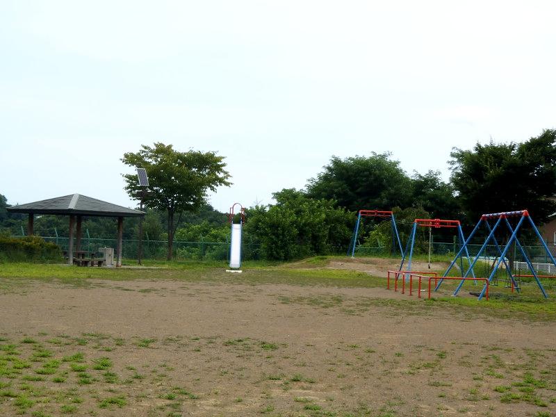 ケヤキ公園の四阿と滑り台・ブランコ・ロープウェイの写真