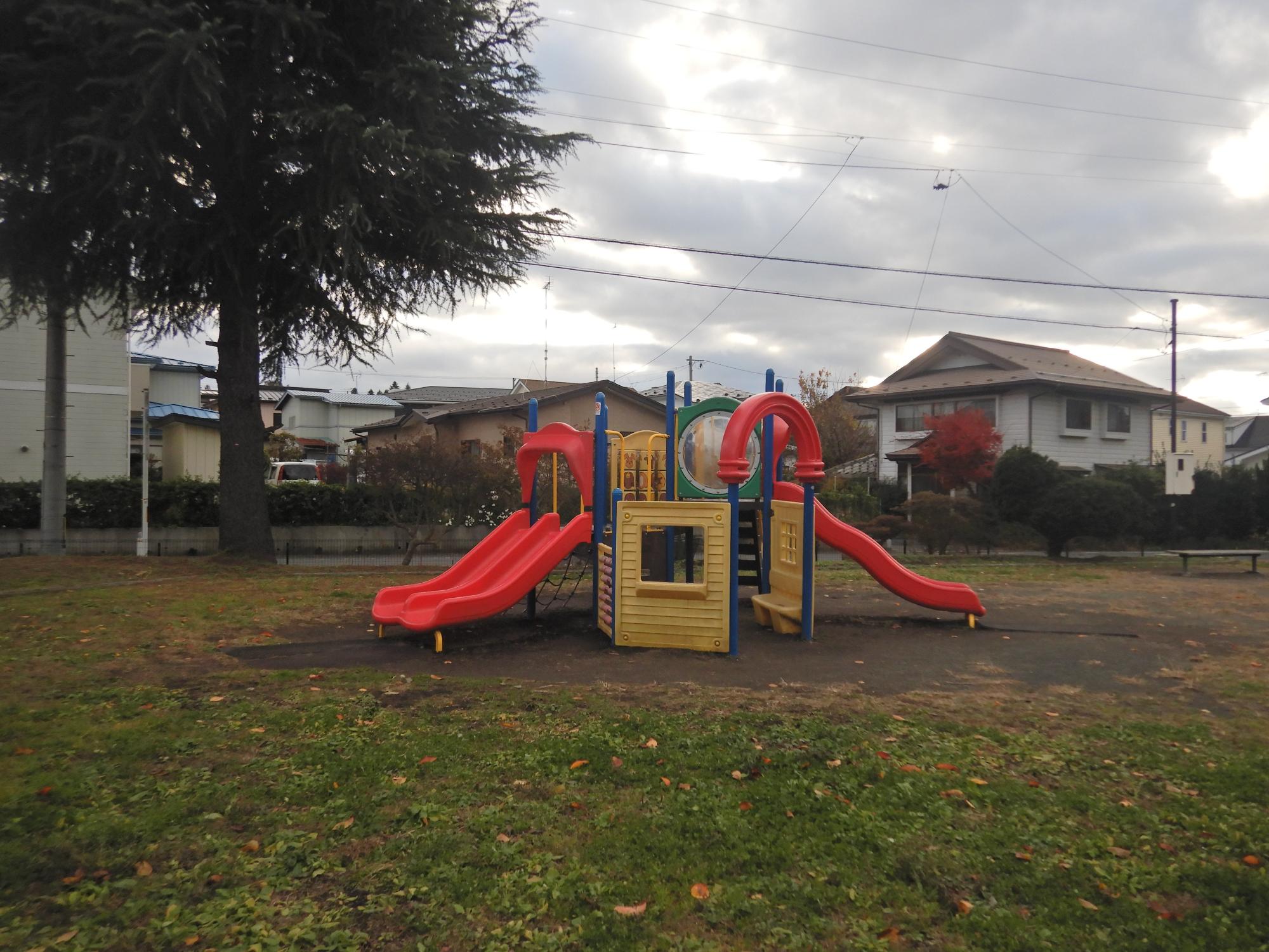 番屋平公園のコンビネーション遊具の写真