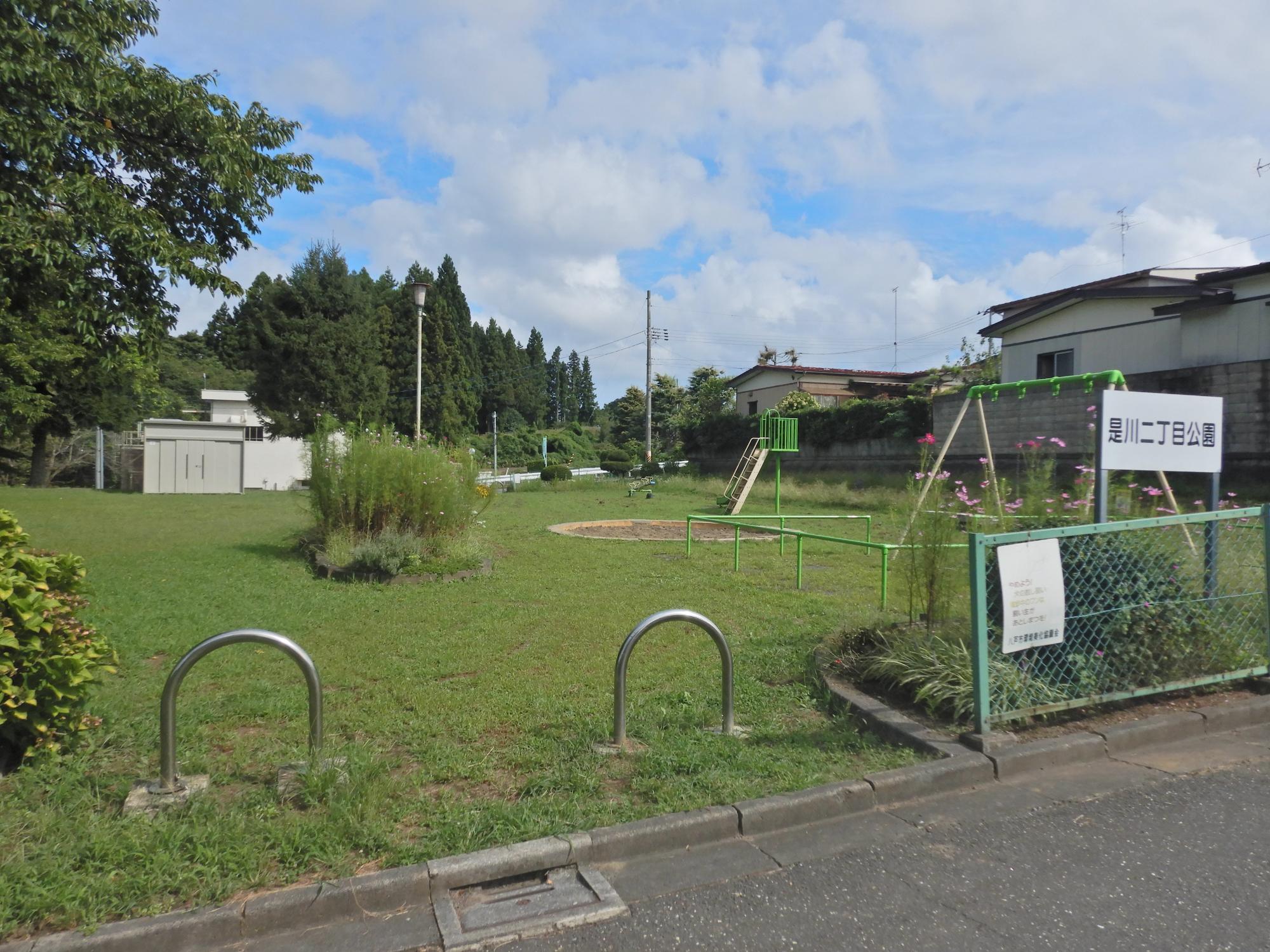 是川二丁目公園の全景写真